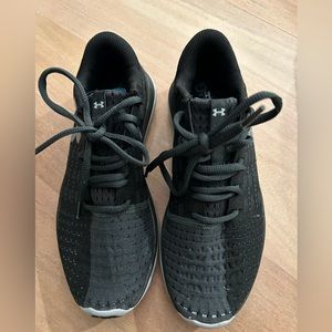 Woman Under Armor Training shoe grey and black size 6